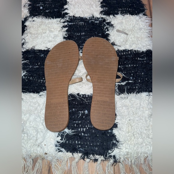 NEVER WORN TKEES SANDALS IN BEACH BUM - Picture 3 of 3
